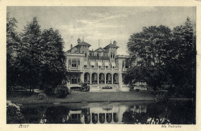 15863 Gezicht over de vijver op de voorgevel van het landhuis Ma Retraite met omringend park (Utrechtseweg 67) te Zeist ...